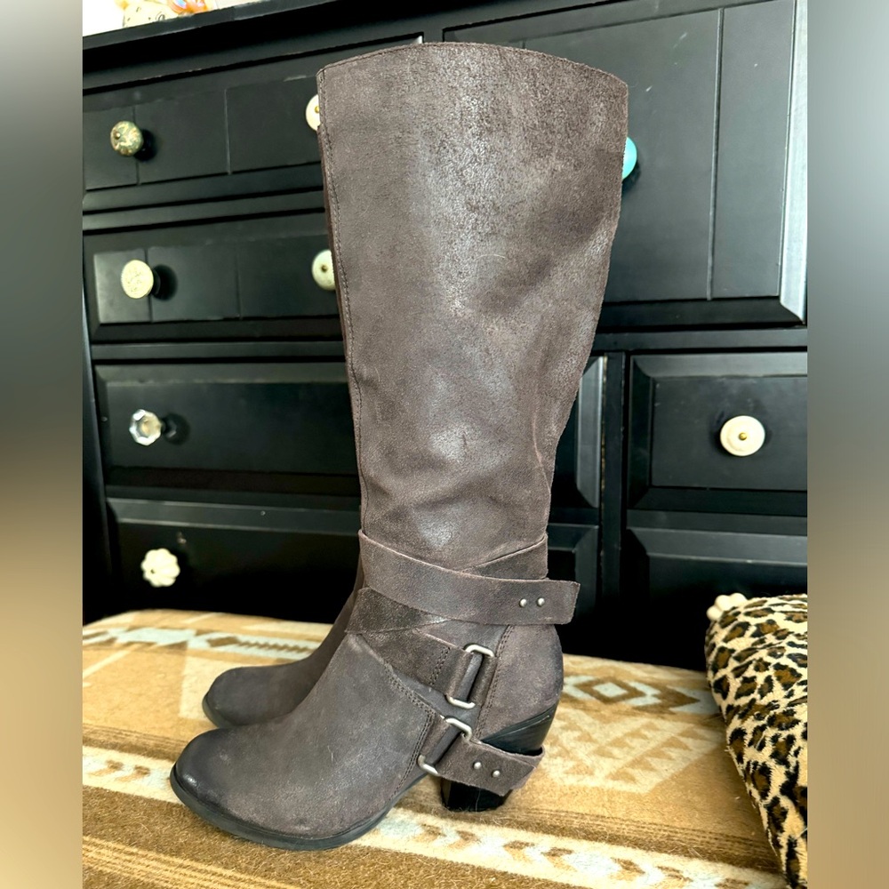 Fergie footwear / Legend too womens boots size 7 / leather